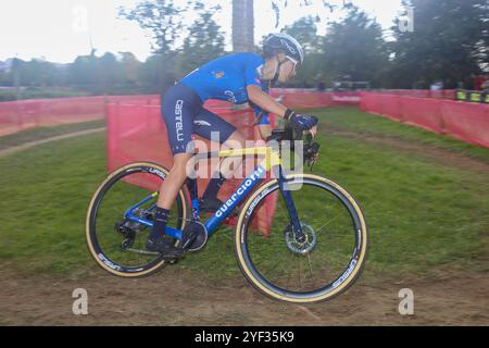 Pontevedra, Galicien, Spanien. November 2024. Pontevedra, Spanien, 2. November 2024: Die italienische Radfahrerin Lucia Bramati (3C) am zweiten Tag der Cyclocross-Europameisterschaft am 2. November 2024 in Pontevedra, Spanien. (Kreditbild: © Alberto Brevers/Pacific Press via ZUMA Press Wire) NUR REDAKTIONELLE VERWENDUNG! Nicht für kommerzielle ZWECKE! Quelle: ZUMA Press, Inc./Alamy Live News Stockfoto