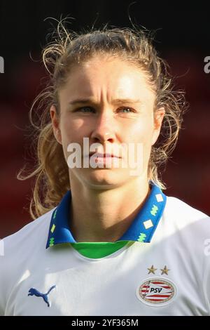 Rotterdam, Niederlande. November 2024. Rotterdam, Niederlande, 2. November 2024: Sisca Folkertsma (6 PSV) während des Fußballspiels Eredivisie Vrouwen zwischen Excelsior Rotterdam und PSV in Van Donge & de Roo Stadionin Rotterdam, Niederlande. (Leiting Gao/SPP) Credit: SPP Sport Press Photo. /Alamy Live News Stockfoto