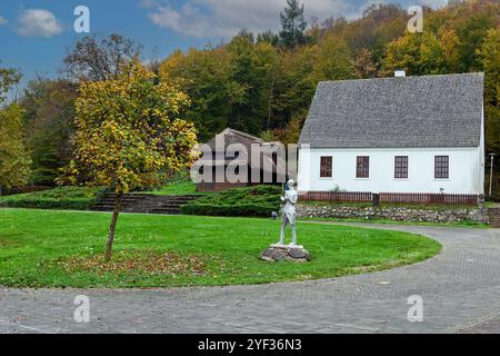 Gospic, Kroatien - 24. Oktober 2024: Statue des berühmten Wissenschaftlers Nikola Tesla vor dem Haus des Gedenkzentrums in der Stadt Gospic in Kroatien Stockfoto