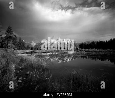 BW02277-17....WYOMING - Teton Range und Snake River, Grand Teton National Park. K. B. Canham 4x5 mit Ilford HP5 Plus Film. Stockfoto