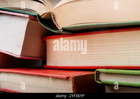 Stapel farbenfroher Lehrbücher, die für Studien- und Lernzwecke auf einer Oberfläche angeordnet sind Stockfoto