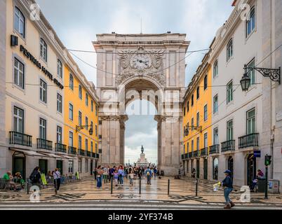 Rua Augusta Arch, ein bogenähnliches historisches Gebäude auf der Praca do Comércio, mit der Skulptur von König Jose im Hintergrund. In Lissabon, Portugal Stockfoto