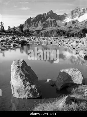 BW02406-00...WASHINGTON - Teich in Park Butte, Glacier Peak Wilderness. K.B. Canham 4x5 mit Ilford FP4 Plus Film Stockfoto