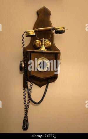 Vintage, Retro, antikes hölzernes altes Wähltelefon an der Wand Vintage, altes Retro-Telefon, antikes hölzernes Wandtelefon Stockfoto