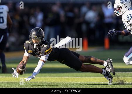 Boone, North Carolina, USA. November 2024. Der breite Empfänger KAEDIN ROBINSON (2) der Appalachian State Mountaineers taucht im zweiten Quartal des NCAA-Fußballspiels App State Mountaineers vs Old Dominion Monarchs im Kidd Brewer Stadium auf einen Fang. (Kreditbild: © Cory Knowlton/ZUMA Press Wire) NUR REDAKTIONELLE VERWENDUNG! Nicht für kommerzielle ZWECKE! Quelle: ZUMA Press, Inc./Alamy Live News Stockfoto