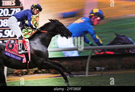 Del Mar, Usa. November 2024. More than Looks, geritten von Jose Ortiz, beide im BEG-Monitor reflektiert, gewinnt die Breeders Cup Mile bei der 41. Runde der Breeders' Cup Championships auf der Del Mar Rennstrecke in Del Mar, Kalifornien. Samstag, 2. November 2024. Foto: Mark Abraham/UPI Credit: UPI/Alamy Live News Stockfoto