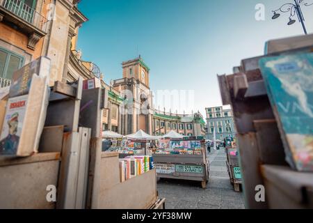 Gebrauchtbuchmarkt vor dem Kloster Victorio emanuele am Dante-Platz in der Altstadt von Neapel. Bunte Bücher, die auf dem dante-Platz verkauft werden. Sonnig Stockfoto