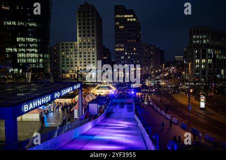 Menschen besuchen den Weihnachtsmarkt am Potsdamerplatz Winterwelt in Berlin am 1. November 2024. Weihnachtsmarkt am Potsdamer Platz *** am 1. November 2024 besuchen die Menschen den Weihnachtsmarkt am Potsdamerplatz Winterwelt in Berlin Stockfoto