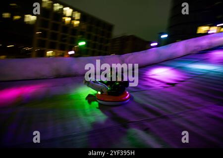 Menschen besuchen den Weihnachtsmarkt am Potsdamerplatz Winterwelt in Berlin am 1. November 2024. Weihnachtsmarkt am Potsdamer Platz *** am 1. November 2024 besuchen die Menschen den Weihnachtsmarkt am Potsdamerplatz Winterwelt in Berlin Stockfoto