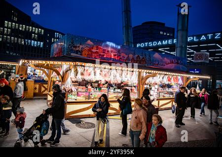 Menschen besuchen den Weihnachtsmarkt am Potsdamerplatz Winterwelt in Berlin am 1. November 2024. Weihnachtsmarkt am Potsdamer Platz *** am 1. November 2024 besuchen die Menschen den Weihnachtsmarkt am Potsdamerplatz Winterwelt in Berlin Stockfoto