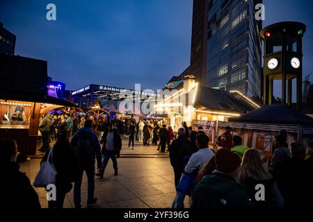 Menschen besuchen den Weihnachtsmarkt am Potsdamerplatz Winterwelt in Berlin am 1. November 2024. Weihnachtsmarkt am Potsdamer Platz *** am 1. November 2024 besuchen die Menschen den Weihnachtsmarkt am Potsdamerplatz Winterwelt in Berlin Stockfoto