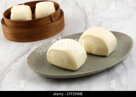 Gedämpfte Mantou Baozi Brötchen, Chinesisches Street Food Brot Stockfoto