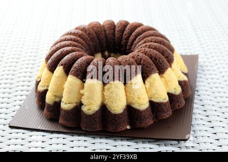 Hausgemachter Schokoladencreme-Käse-Bundt-Kuchen auf weißem Tisch Stockfoto