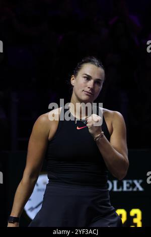 Riad, Saudi-Arabien. November 2024. Aryna Sabalenka aus Weißrussland reagiert beim Runden-robin-Spiel gegen Zheng Qinwen aus China beim WTA-Finaltennis-Turnier in Riad, Saudi-Arabien am 2. November 2024. Quelle: Wang Haizhou/Xinhua/Alamy Live News Stockfoto