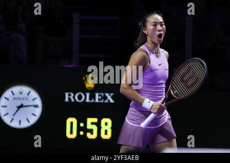 Riad, Saudi-Arabien. November 2024. Zheng Qinwen (China) reagiert während des Round robin Matches gegen Aryna Sabalenka (Weißrussland) beim WTA Finals-Tennisturnier in Riad (Saudi-Arabien) am 2. November 2024. Quelle: Wang Haizhou/Xinhua/Alamy Live News Stockfoto