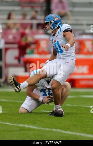 2. November 2024: Rebels-Platzkicker Caden Davis #41 folgt nach dem Ball. OLE Miss besiegte Arkansas 63-31cin Fayetteville, AR. Richey Miller/CSM(Bild: © Richey Miller/Cal Sport Media) Stockfoto