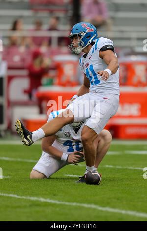 2. November 2024: Rebels-Platzkicker Caden Davis #41 folgt nach dem Ball. OLE Miss besiegte Arkansas 63-31cin Fayetteville, AR. Richey Miller/CSM Stockfoto