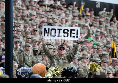 West Point, New York, USA. November 2024. Generalleutnant Steve Gilland führt beim NCAA-Footbal-Spiel zwischen den Air Force Falcons bei Army Black Knights (21) im Michie Stadium die US Military Academy in West Point (Bild: © James Patrick Cooper/ZUMA Press Wire) NUR ZUR REDAKTIONELLEN VERWENDUNG! Nicht für kommerzielle ZWECKE! Quelle: ZUMA Press, Inc./Alamy Live News Stockfoto