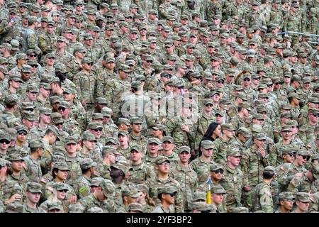 West Point, New York, USA. November 2024. West Point Cadets auf den Tribünen während des NCAA Footbal Spiels zwischen Air Force Falcons bei Army Black Knights (21) im Michie Stadium US Military Academy in West Point (Bild: © James Patrick Cooper/ZUMA Press Wire) NUR REDAKTIONELLE VERWENDUNG! Nicht für kommerzielle ZWECKE! Quelle: ZUMA Press, Inc./Alamy Live News Stockfoto