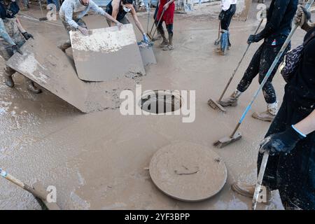 Valencia, Spanien - 2. November 2024. Auswirkungen des DANA auf die Gemeinden Sedaví, Alfafar und Benetússer. Der Comunitat Valenciana hat einen der schlimmsten und "ungünstigsten" Kälteabfälle des Jahrhunderts in der Region verzeichnet. Einwohner und Freiwillige aus ganz Spanien haben sich zusammengeschlossen, um Schlamm und Trümmer bedeckte Straßen zu beseitigen, nachdem die Überschwemmungen die östlichen und südlichen Regionen des Landes heimgesucht hatten. Die spanischen Behörden bestätigten, dass mindestens 210 Menschen gestorben sind und dass es derzeit noch Menschen gibt, die auf Rettung warten. Quelle: Roberto Arosio/Alamy Live News Stockfoto