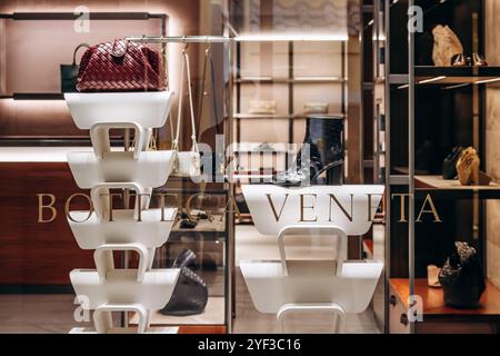 Bologna, Italien - 6. Oktober 2024: Schaufenster der Boutique Bottega Veneta in der Galleria Cavour in Bologna Stockfoto