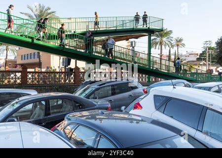 Valencia, Spanien - 2. November 2024. Auswirkungen des DANA auf die Gemeinden Sedaví, Alfafar und Benetússer. Der Comunitat Valenciana hat einen der schlimmsten und "ungünstigsten" Kälteabfälle des Jahrhunderts in der Region verzeichnet. Einwohner und Freiwillige aus ganz Spanien haben sich zusammengeschlossen, um Schlamm und Trümmer bedeckte Straßen zu beseitigen, nachdem die Überschwemmungen die östlichen und südlichen Regionen des Landes heimgesucht hatten. Die spanischen Behörden bestätigten, dass mindestens 210 Menschen gestorben sind und dass es derzeit noch Menschen gibt, die auf Rettung warten. Quelle: Roberto Arosio/Alamy Live News Stockfoto