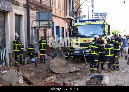 Valencia, Spanien - 2. November 2024. Auswirkungen des DANA auf die Gemeinden Sedaví, Alfafar und Benetússer. Der Comunitat Valenciana hat einen der schlimmsten und "ungünstigsten" Kälteabfälle des Jahrhunderts in der Region verzeichnet. Einwohner und Freiwillige aus ganz Spanien haben sich zusammengeschlossen, um Schlamm und Trümmer bedeckte Straßen zu beseitigen, nachdem die Überschwemmungen die östlichen und südlichen Regionen des Landes heimgesucht hatten. Die spanischen Behörden bestätigten, dass mindestens 210 Menschen gestorben sind und dass es derzeit noch Menschen gibt, die auf Rettung warten. Quelle: Roberto Arosio/Alamy Live News Stockfoto