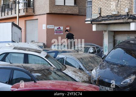 Valencia, Spanien - 2. November 2024. Auswirkungen des DANA auf die Gemeinden Sedaví, Alfafar und Benetússer. Der Comunitat Valenciana hat einen der schlimmsten und "ungünstigsten" Kälteabfälle des Jahrhunderts in der Region verzeichnet. Einwohner und Freiwillige aus ganz Spanien haben sich zusammengeschlossen, um Schlamm und Trümmer bedeckte Straßen zu beseitigen, nachdem die Überschwemmungen die östlichen und südlichen Regionen des Landes heimgesucht hatten. Die spanischen Behörden bestätigten, dass mindestens 210 Menschen gestorben sind und dass es derzeit noch Menschen gibt, die auf Rettung warten. Quelle: Roberto Arosio/Alamy Live News Stockfoto