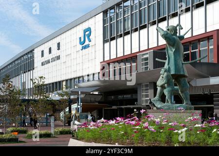 Statue des japanischen Momotaro-Helden in Folklore begleitet von einem Affen, einem Fasan und einem Hund vor dem Bahnhof von Okayama. Stockfoto