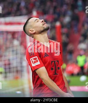 München, Deutschland. November 2024. Raphael Guerreiro von Bayern München reagiert auf das Fußball-Spiel der ersten Bundesliga zwischen Bayern München und 1. FC Union Berlin in München, Deutschland, 2. November 2024. Quelle: Philippe Ruiz/Xinhua/Alamy Live News Stockfoto