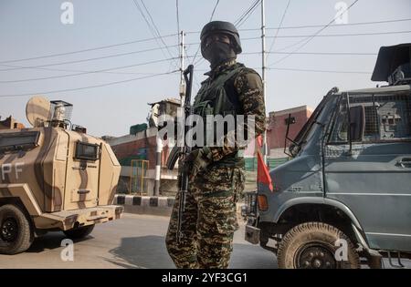 Neu-Delhi, von Indien kontrolliertes Kaschmir. November 2024. Ein indischer paramilitärischer Soldat steht am 2. November 2024 in Srinagar, der Sommerhauptstadt des von Indien kontrollierten Kaschmirs, Wache. Drei Militante wurden getötet und vier Regierungstruppen wurden am Samstag in zwei separaten Schussgefechten im von Indien kontrollierten Kaschmir verwundet, sagte die Polizei. Quelle: Javed Dar/Xinhua/Alamy Live News Stockfoto