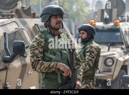 Neu-Delhi, von Indien kontrolliertes Kaschmir. November 2024. Indische paramilitärische Truppen stehen am 2. November 2024 in Srinagar, der Sommerhauptstadt des von Indien kontrollierten Kaschmirs, auf Wache. Drei Militante wurden getötet und vier Regierungstruppen wurden am Samstag in zwei separaten Schussgefechten im von Indien kontrollierten Kaschmir verwundet, sagte die Polizei. Quelle: Javed Dar/Xinhua/Alamy Live News Stockfoto