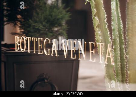 Bologna, Italien - 6. Oktober 2024: Schaufenster der Boutique Bottega Veneta in der Galleria Cavour in Bologna Stockfoto