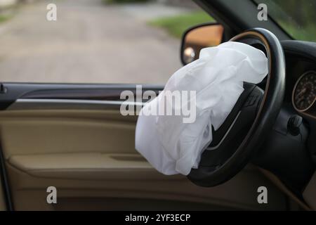 Airbag im Auto geöffnet. Sicherheitsausrüstung für Autos Stockfoto