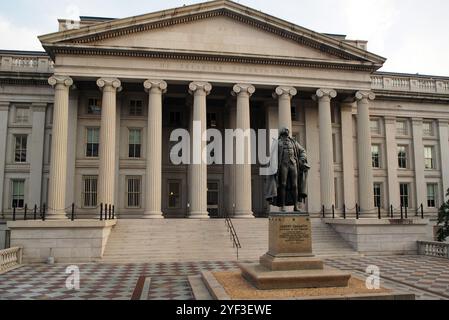 Statue von Albert Gallatin, von James Earle Fraser, vor dem nördlichen Eingang des United States Treasury Building, Washington, DC, USA Stockfoto