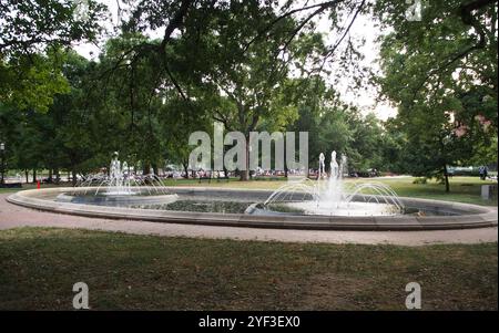 Öffentlicher Brunnen im Lafayette Square Park, Blick in der Abenddämmerung am späten Nachmittag, Washington, DC, USA Stockfoto