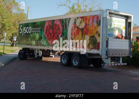 Redaktionelle Verwendung Nur 2. November 2024. St. Petersburg, FL, USA. Sysco Sattelzug und Anhänger machen eine enge, enge Rechtsabbiegung auf einer Backsteinstraße. Frühes M Stockfoto