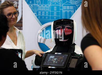 Bukarest, Rumänien. November 2024. Besucher interagieren mit einem humanoiden Roboter während des Robofests an der Polytechnischen Universität in Bukarest, Rumänien, 2. November 2024. Quelle: Cristian Cristel/Xinhua/Alamy Live News Stockfoto