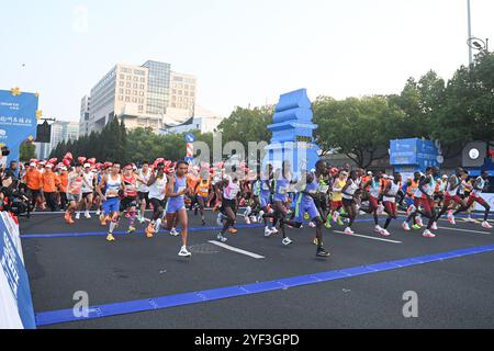 Hangzhou, chinesische Provinz Zhejiang. November 2024. Die Teilnehmer starten am 3. November 2024 während des Hangzhou Marathon 2024 in Hangzhou in der ostchinesischen Provinz Zhejiang. Quelle: Huang Zongzhi/Xinhua/Alamy Live News Stockfoto