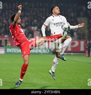 Monza, Italien. November 2024. Noah Okafor (R) von AC Mailand streitet mit Monzas Pablo Mar¨¬ während eines Fußballspiels der Serie A zwischen Monza und AC Milan am 2. November 2024 in Monza, Italien. Quelle: Alberto Lingria/Xinhua/Alamy Live News Stockfoto