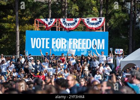 Atlanta, Vereinigte Staaten Von Amerika. November 2024. Die Unterstützer nehmen an der „When We Vote, We Win Rally“ im Atlanta Civic Center in Atlanta, Georgia Teil, wo die US-Vizepräsidentin Kamala Harris, die für die Demokratische Partei 2024 nominierte Präsidentschaftskandidatin der USA, am Samstag, den 2. November 2024 eine Rede halten wird. Kredit: Andi Rice/CNP/SIPA USA Kredit: SIPA USA/Alamy Live News Stockfoto