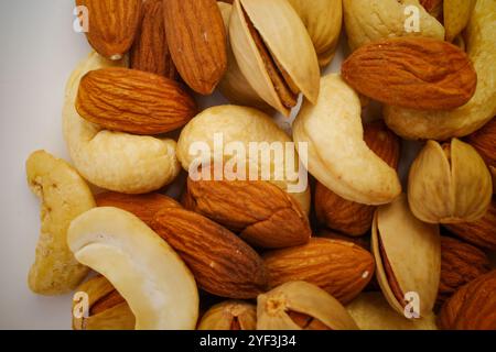 Gemischte Nüsse in einem offenen Snackbeutel mit Mandeln und Cashewkernen Stockfoto
