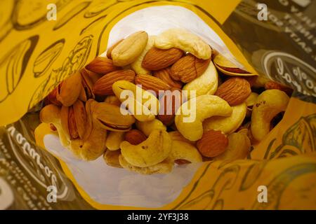 Gemischte Nüsse in einem offenen Snackbeutel mit Mandeln und Cashewkernen Stockfoto