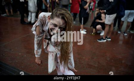 Sao Paulo, Brasilien. November 2024. Menschen in Kostümen nehmen an dem Zombie Walk Teil, um den Tag des Todes in Sao Paulo, Brasilien, 2. November 2024. (Foto FAGA/SIPA USA) Credit: SIPA USA/Alamy Live News Stockfoto