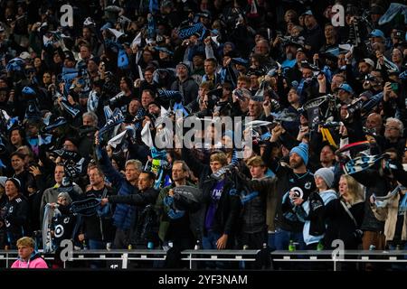 2. November 2024: Die Fans der Minnesota United jubeln bei einem MLS Cup Playoffs-Fußballspiel zwischen Real Salt Lake und Minnesota United FC auf dem Allianz Field in St. Paul, Minnesota. Steven Garcia-CSM. Stockfoto