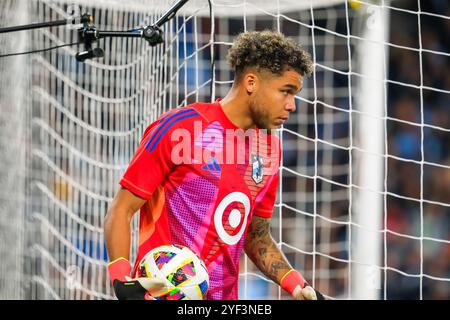 2. November 2024: Minnesota United Torhüter Dayne St. Clair (97) sieht bei einem MLS Cup Playoffs-Fußballspiel zwischen Real Salt Lake und Minnesota United FC auf dem Allianz Field in St. Paul, Minnesota. Steven Garcia-CSM. Stockfoto