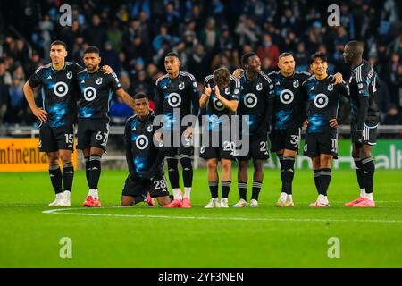 2. November 2024: Die Spieler von Minnesota United sehen sich bei einem MLS Cup Playoffs-Fußballspiel zwischen Real Salt Lake und Minnesota United FC auf dem Allianz Field in St. Paul, Minnesota an. Steven Garcia-CSM. Stockfoto