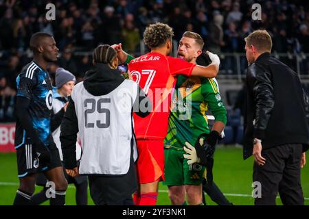 2. November 2024: Der Torhüter Dayne St. Clair (97) von Minnesota United umarmt Real Salt Lake Torhüter Zac MacMath (18) nach einem MLS Cup Playoffs-Fußballspiel zwischen Real Salt Lake und Minnesota United FC, das auf dem Allianz Field in St. Paul, Minnesota, ausgetragen wurde. Steven Garcia-CSM. Stockfoto