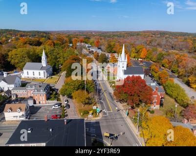 Hauptstraße auf der Town Common aus der Vogelperspektive einschließlich der Unitarischen Kirche und der First Congregational Church im Herbst mit Herbstlaub im historischen Stadtzentrum von Stockfoto