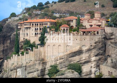 Das Kloster Agion Panton, Allerheiligen, auch als Kloster Varlaam bekannt. Die griechisch-orthodoxen Meteora-Klöster sind auf Sandsteinklippen errichtet Stockfoto